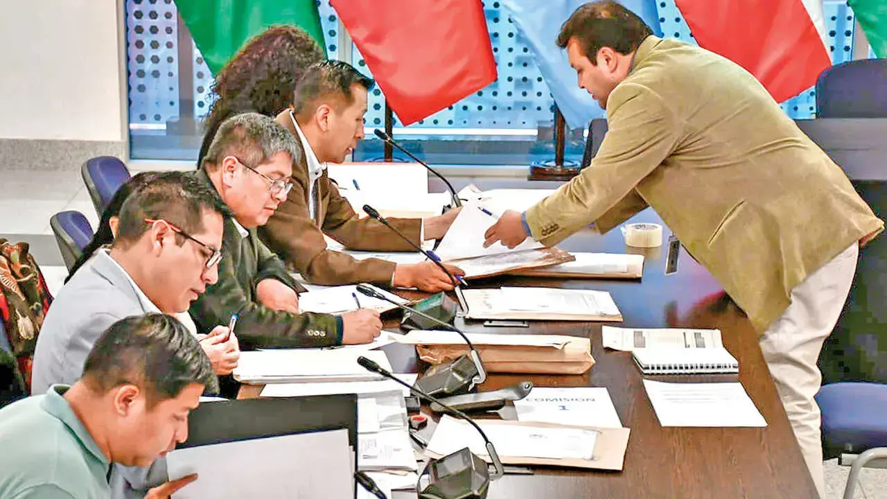 Legisladores revisan la documentación de los postulantes a vocales al TSE.