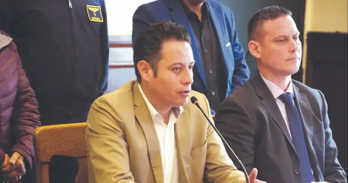 El vicepresidente Edmand Lara da un comunicado a la prensa junto al diputado Rafael López de Libre.