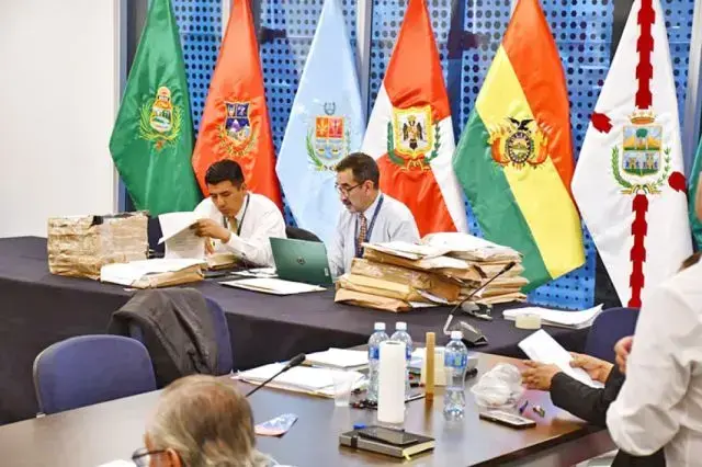 Miembros de la comisión durante la verificación de documentos.
