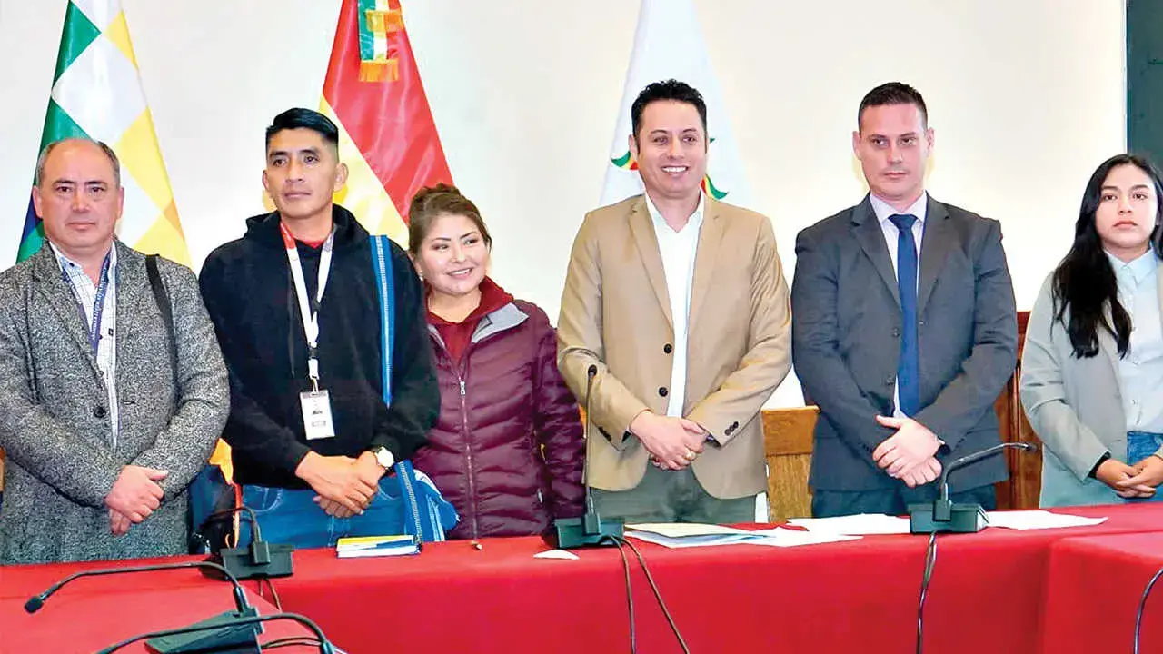 El vicepresidente de Bolivia, Edmand Lara (c), con los jefes de bancada de los diferentes partidos.