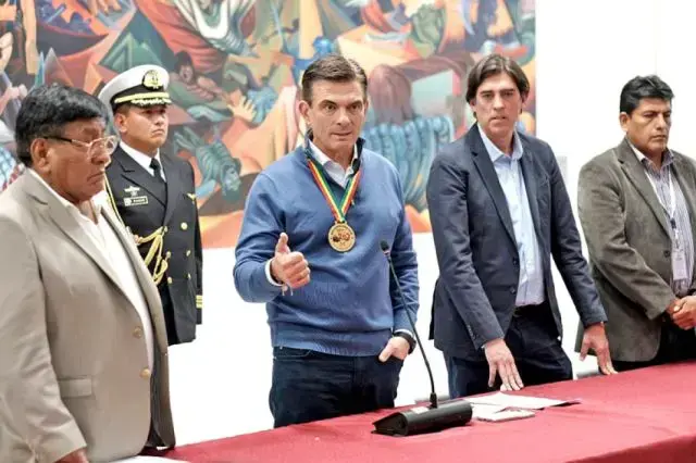 Rodrigo Paz junto a dirigentes del transporte en la reunión de este martes.