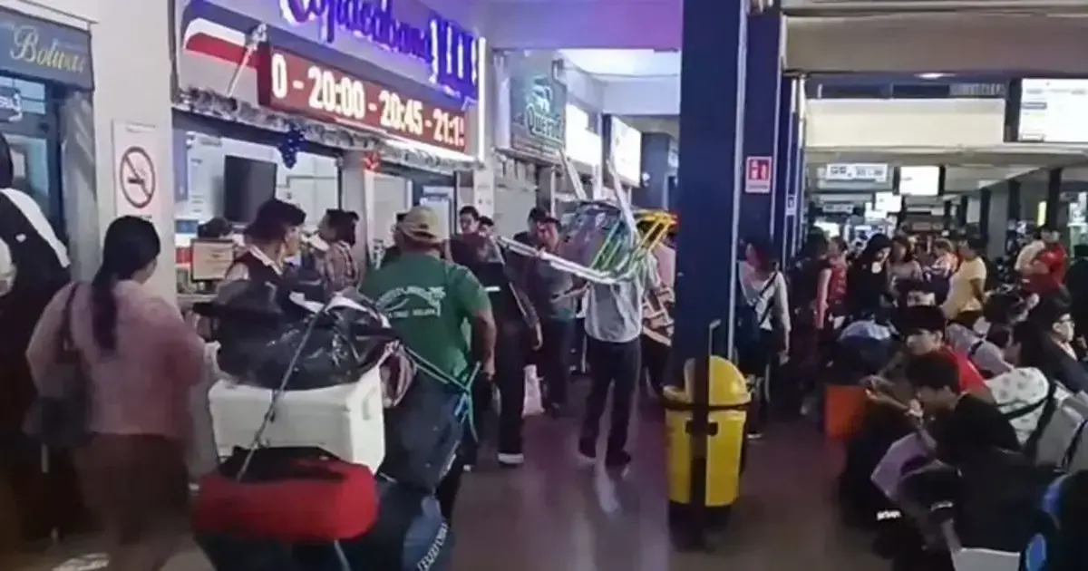 Personas hacen fila en los puntos de venta de la Terminal Bimodal de Santa Cruz.