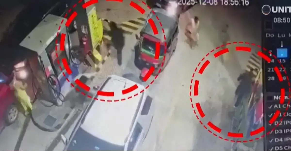 Momento en que dos delincuentes ingresan con un arma de fuego a un surtidor.