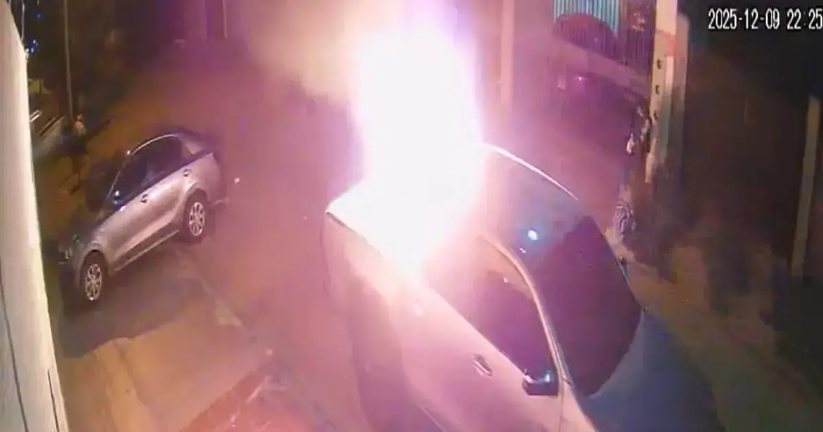 El vehículo tras la explosión de una bomba casera