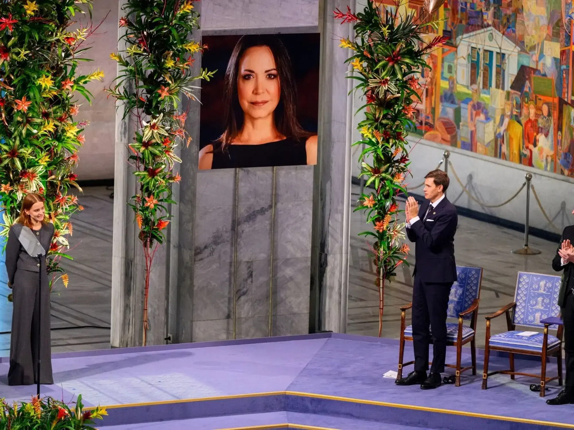 Ana Corina Sosa Machado, hija de María Corina Machado, recibe el Nobel en nombre de su madre.
