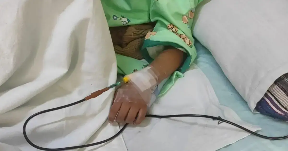 La pequeña continúa internada.