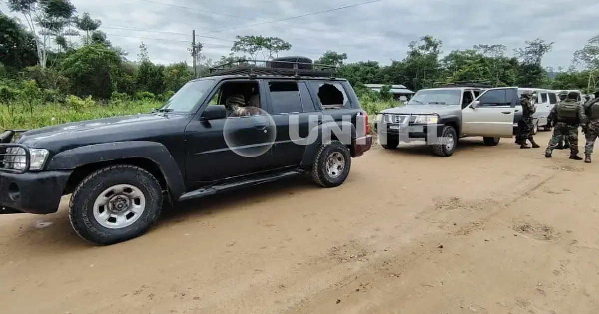 Vehículos policiales dañados tras la emboscada en Villa Tunari.