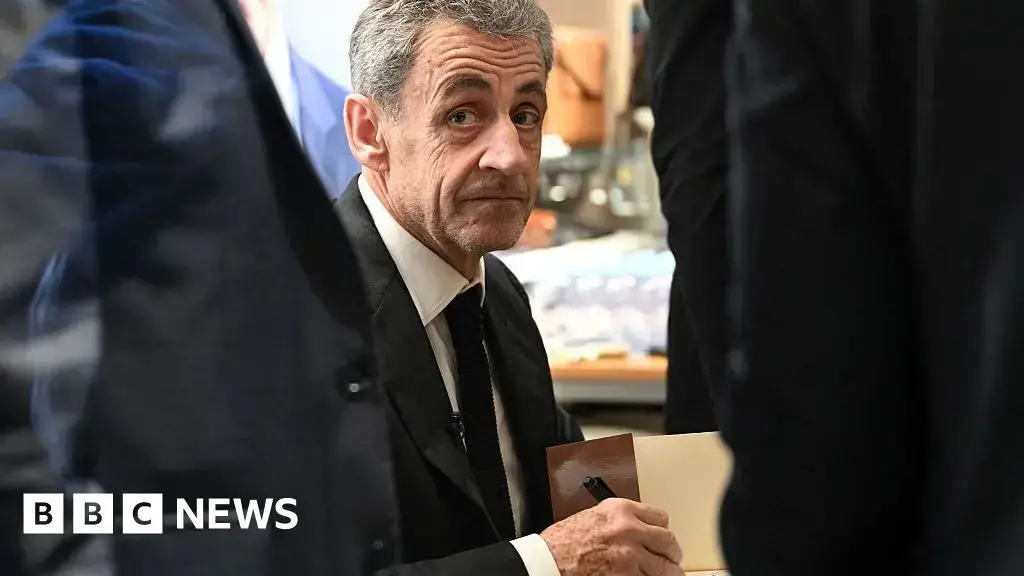 Nicolas Sarkozy firma ejemplares de su libro 'Diario de un prisionero' en París.