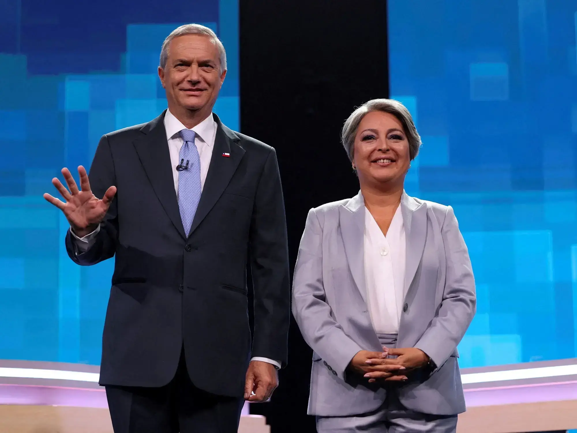 La oficialista Jeannette Jara y el opositor José Antonio Kast durante el debate televisado del martes.