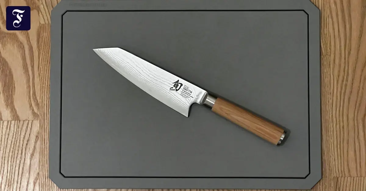 Tabla de Hardboard tras aproximadamente un año de uso, con un cuchillo de la marca Kai.
