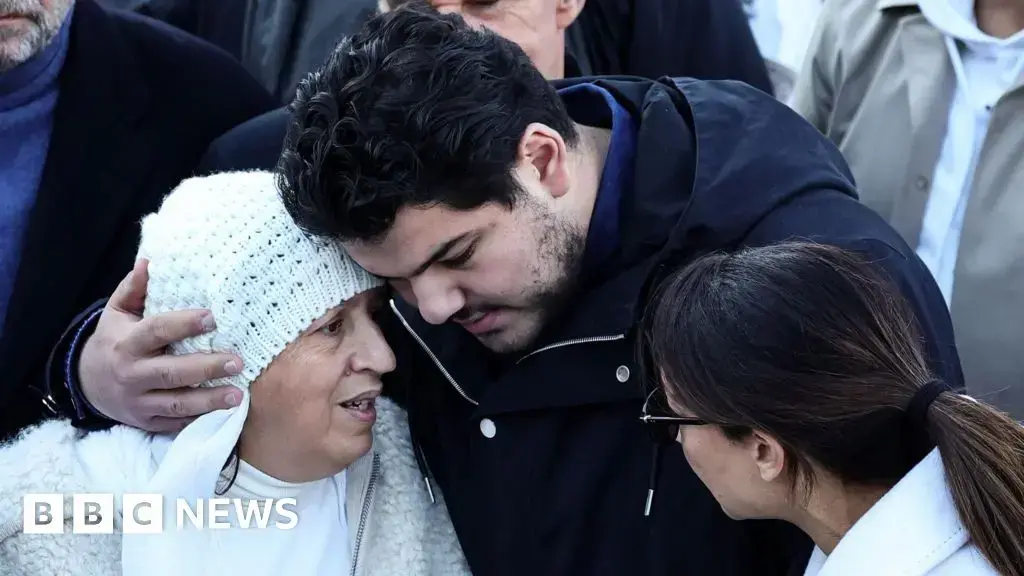 Un miembro de una pandilla de Marsella muestra las cicatrices de bala de un ataque rival.