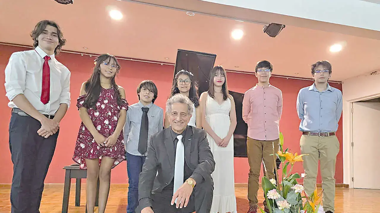 El pianista y pedagogo Emilio Aliss y un grupo de jóvenes de su clase.