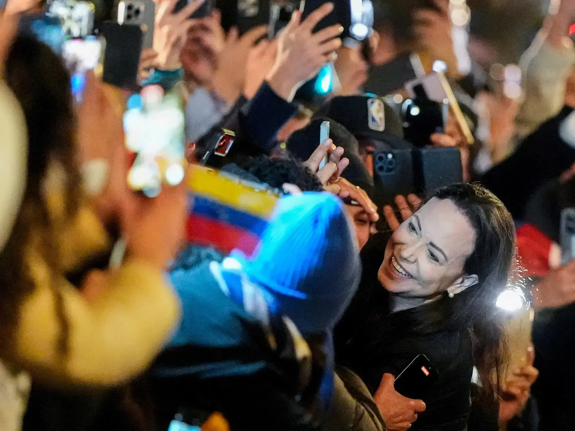 María Corina Machado saluda a seguidores en la puerta del Grand Hotel de Oslo.