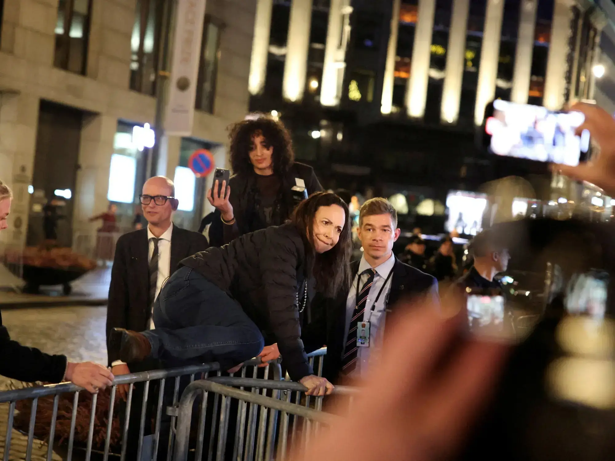 María Corina Machado saluda a simpatizantes frente al Grand Hotel de Oslo.