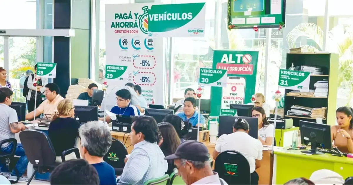 Contribuyentes en oficinas de la Dirección General de Administración Tributaria