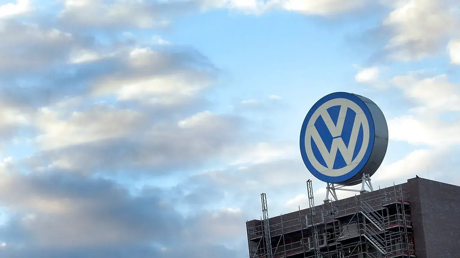 Logotipo de Volkswagen en la fábrica de Wolfsburgo, Alemania.