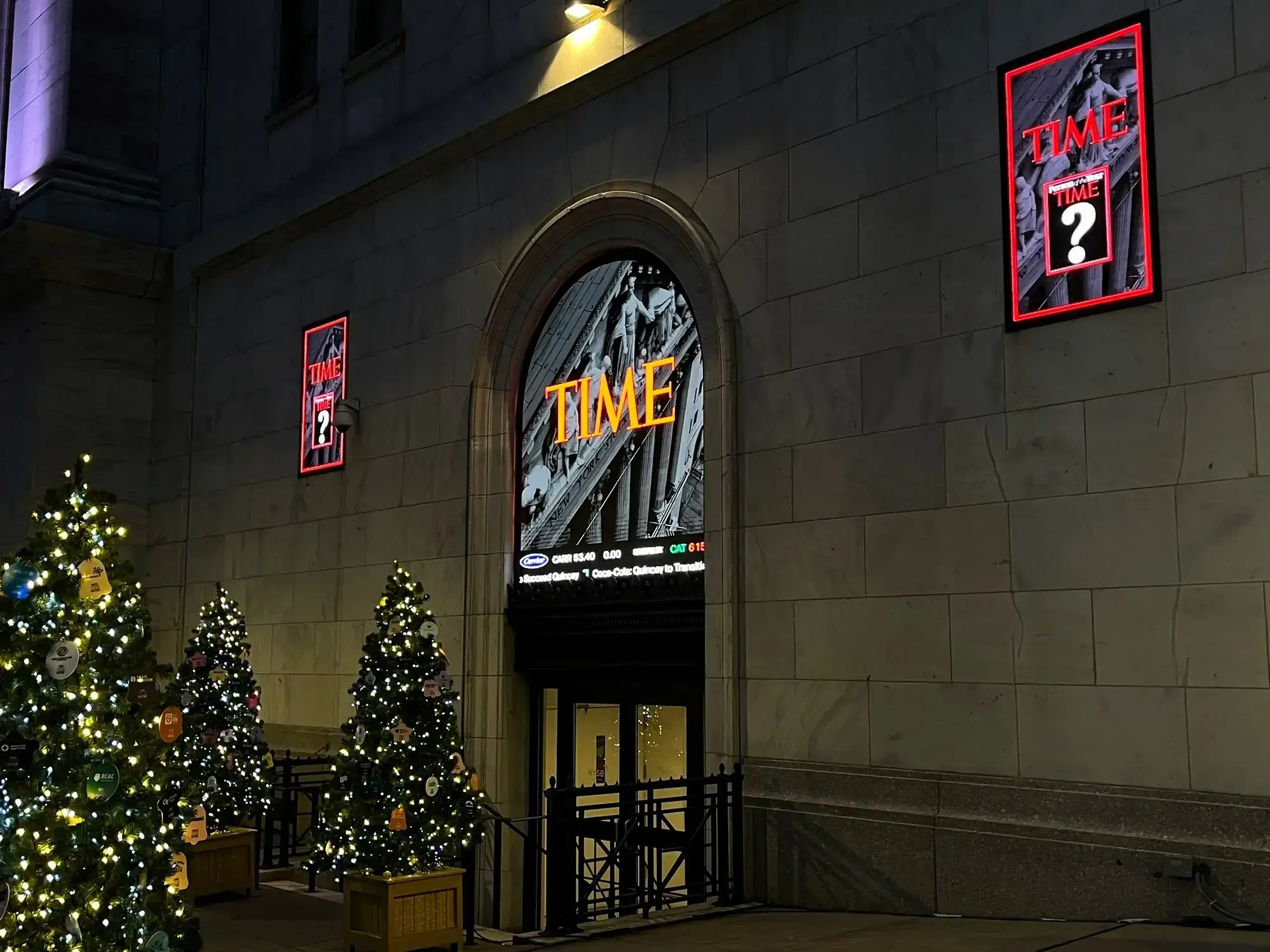 El logo de la revista Time en la Bolsa de Valores de Nueva York.