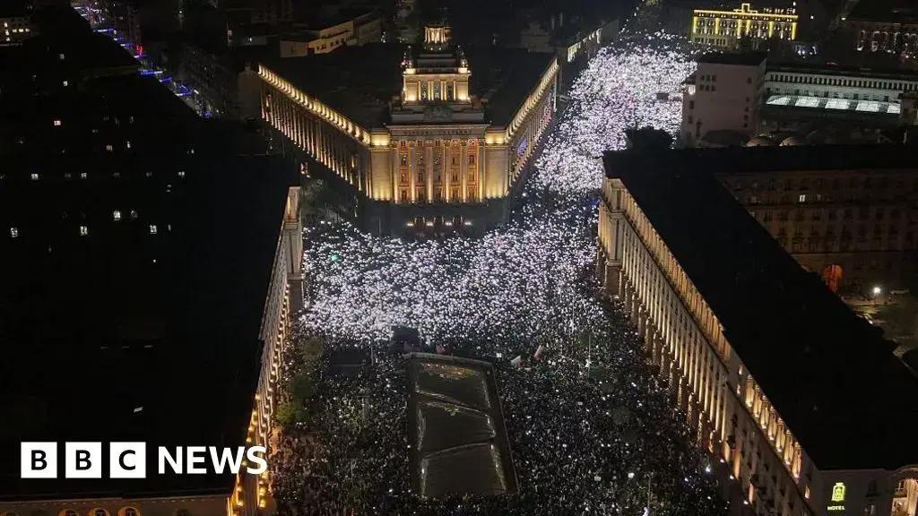 Manifestantes llenan el centro de Sofía exigiendo la dimisión del gobierno.