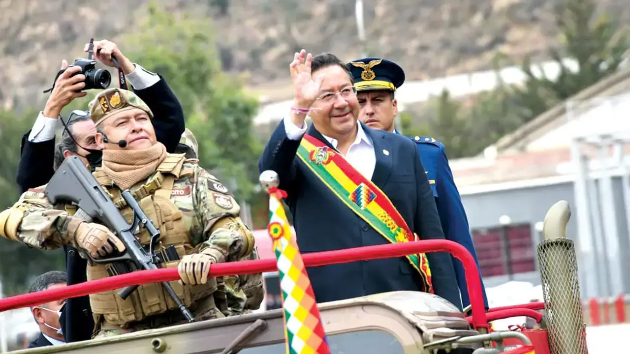 El comandante general del Ejército, Juan José Zúñiga (i), y el presidente Luis Arce.
