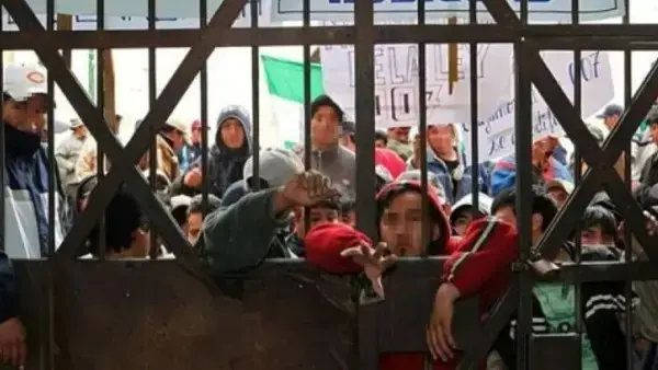 Puerta principal del penal de San Pedro