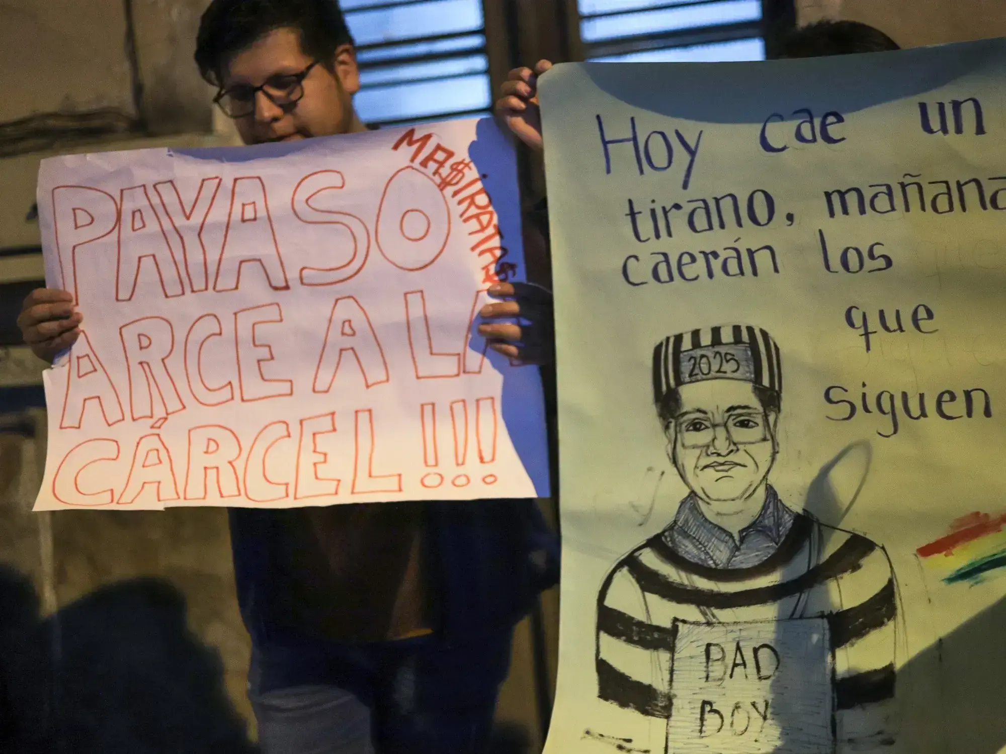 Personas se reúnen en apoyo a la detención del expresidente de Bolivia Luis Arce, en La Paz.