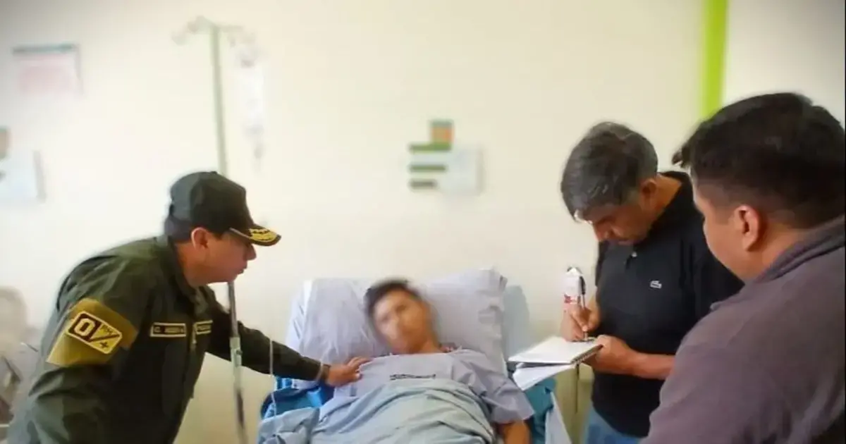 El policía recibe atención médica.