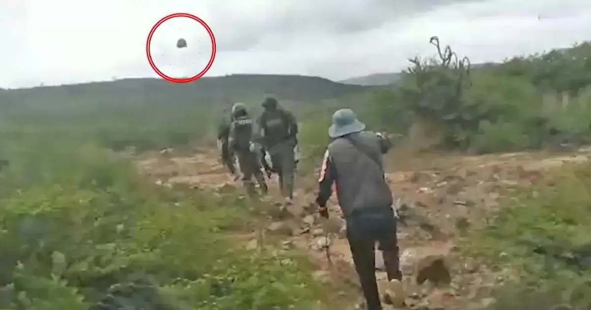 Momento en el que una piedra es arrojada contra los policías