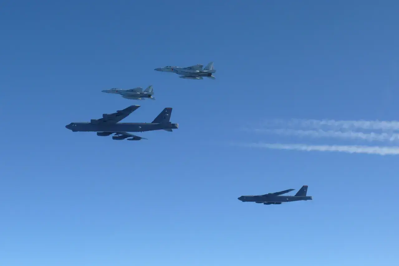 Bombarderos B-52 de EE.UU. vuelan en formación con cazas japoneses.
