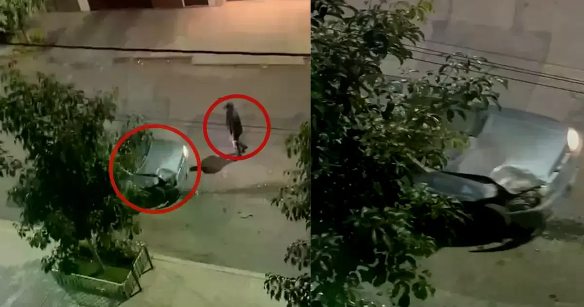 Momento en el que el guardia intenta detener al vehículo para que no escape