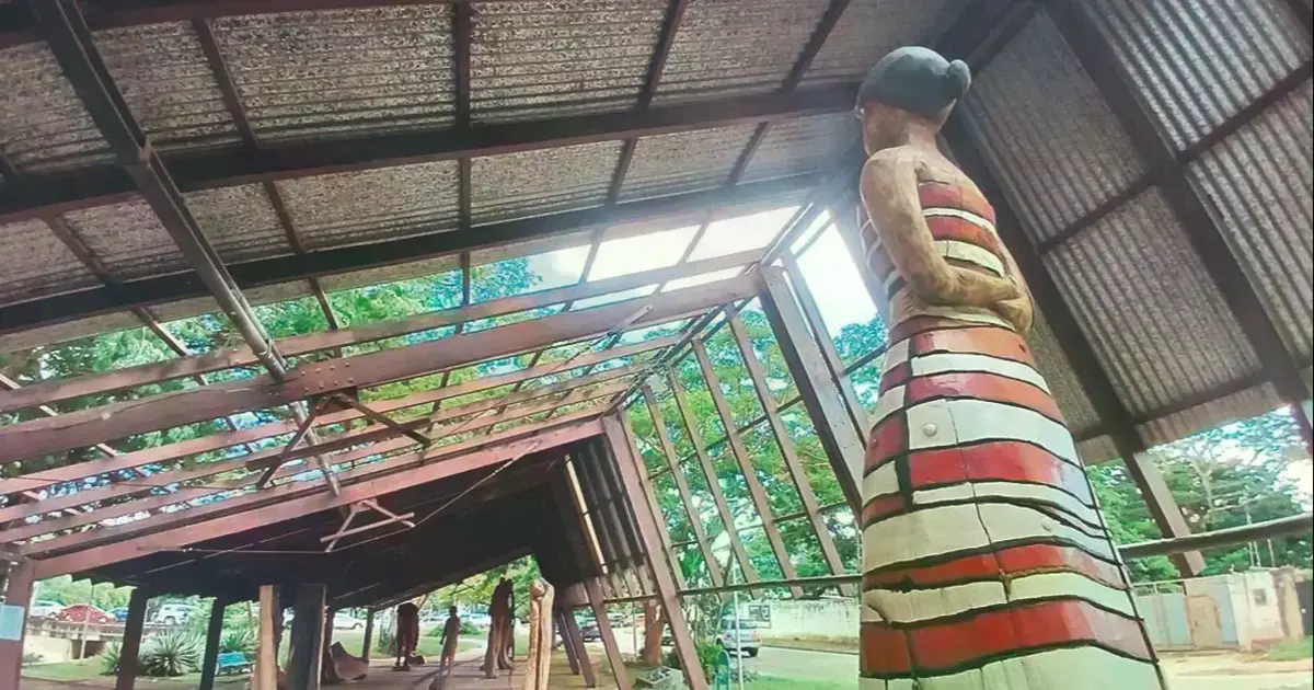 El canal Isuto se encuentra sucio y lleno de basura, sobre todo bajo los puentes.