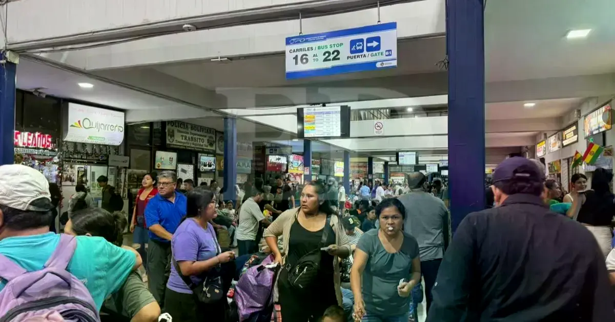 Gran afluencia de pasajeros en la Terminal de Buses de Santa Cruz