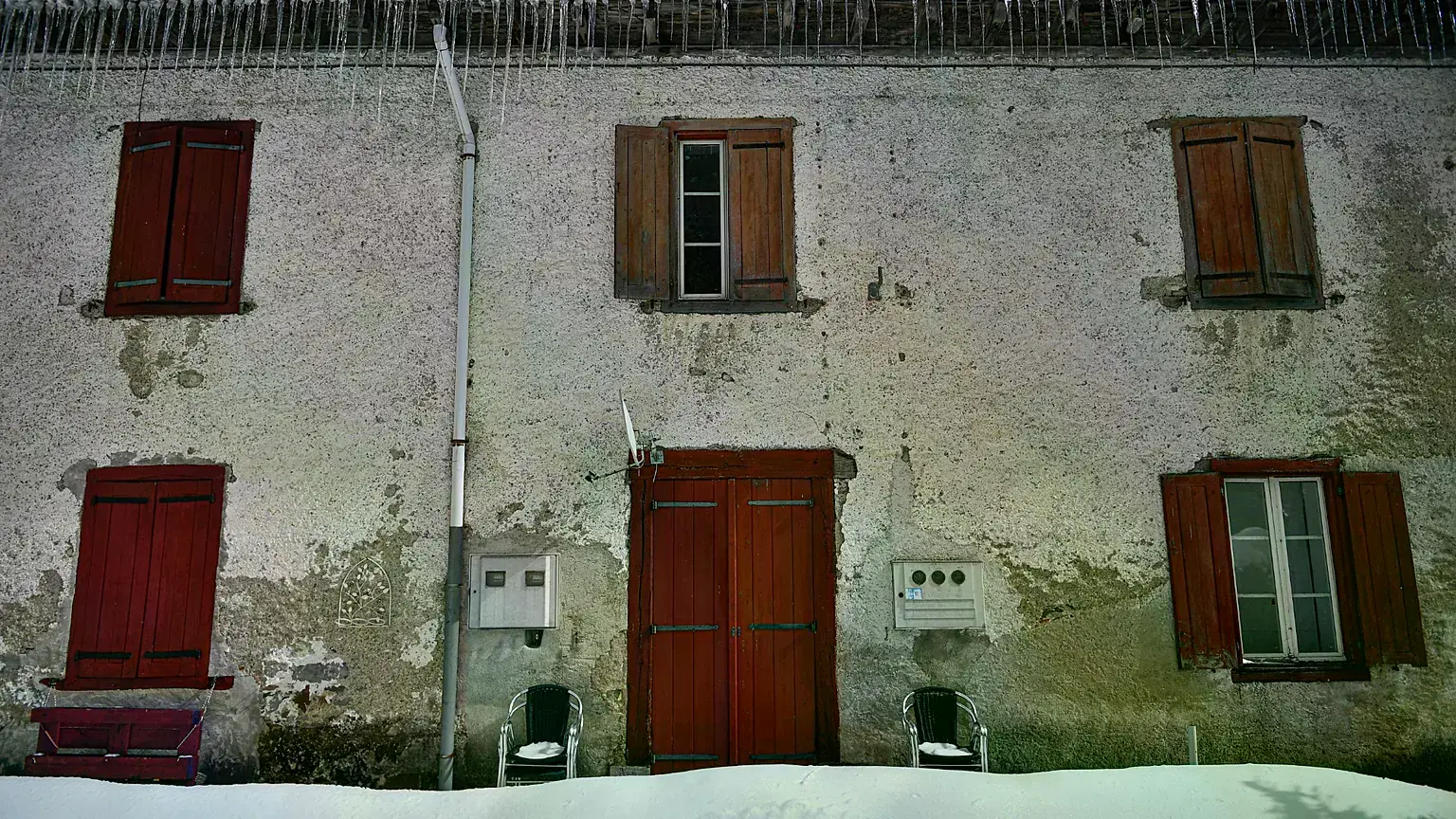 Carámbanos cuelgan de un tejado helado por las bajas temperaturas tras una nevada en Roncesvalles, España.