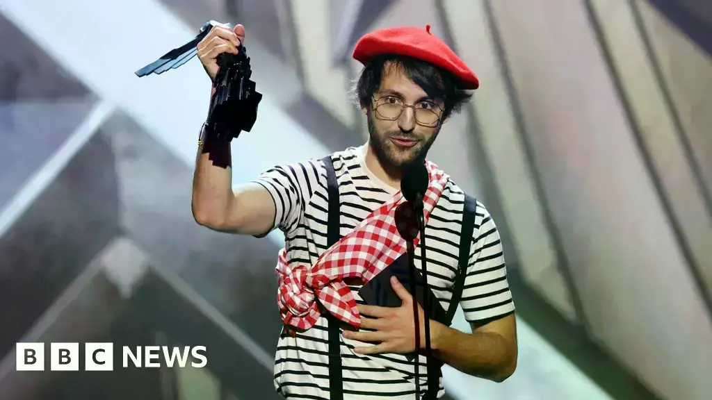 Guillaume Broche, director de Clair Obscur, acepta el premio al Juego del Año.