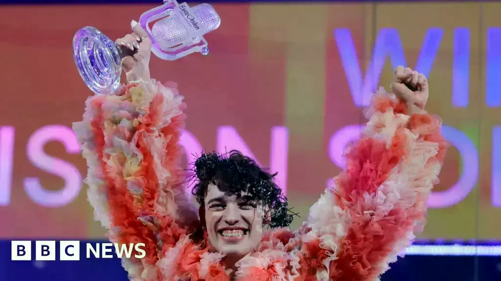 Nemo actuando en el festival de Eurovision 2024 en Malmo, Suecia.