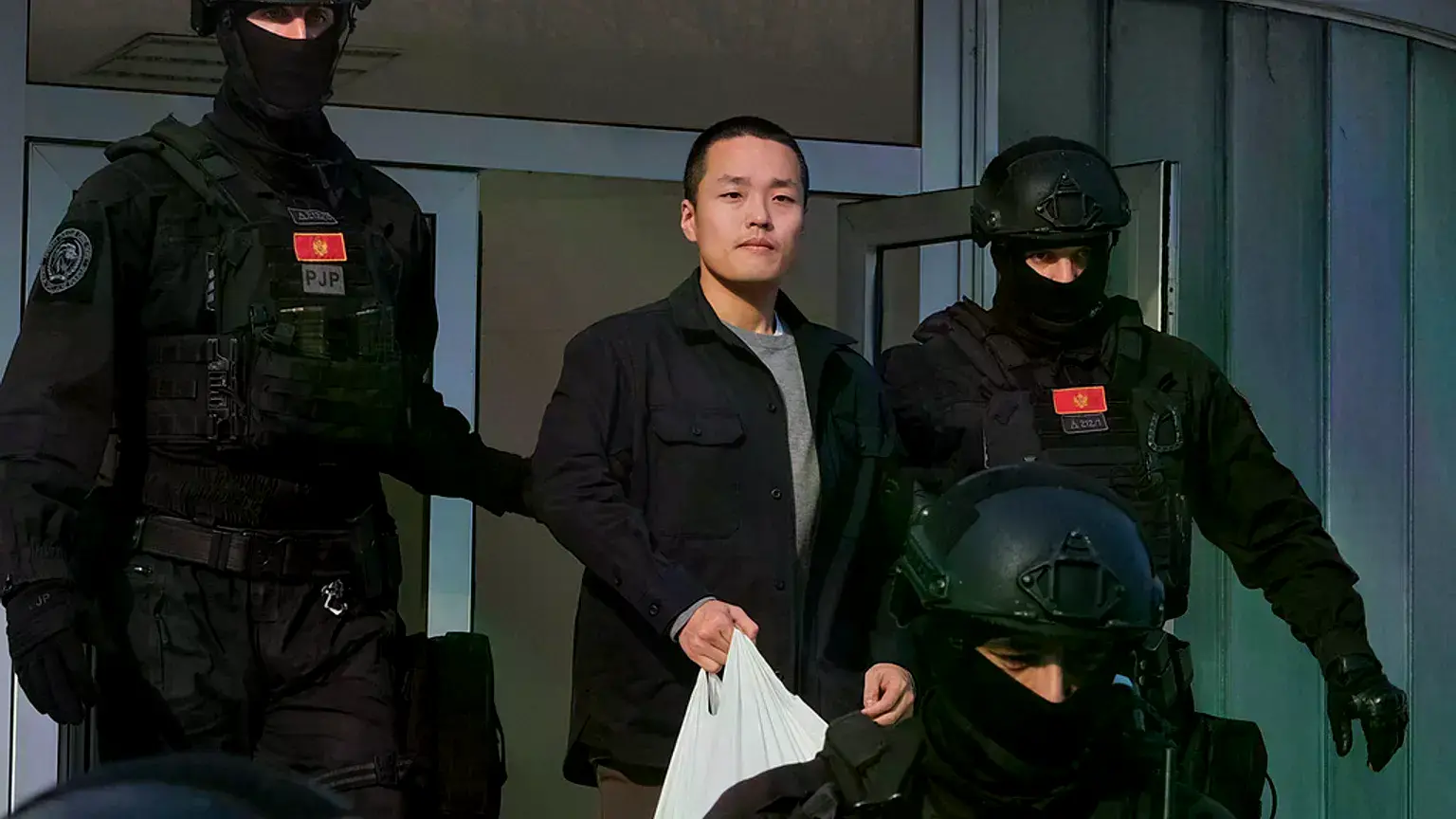 Policías de Montenegro escoltan al surcoreano Do Kwon, fundador de Terraform Labs, en Podgorica.