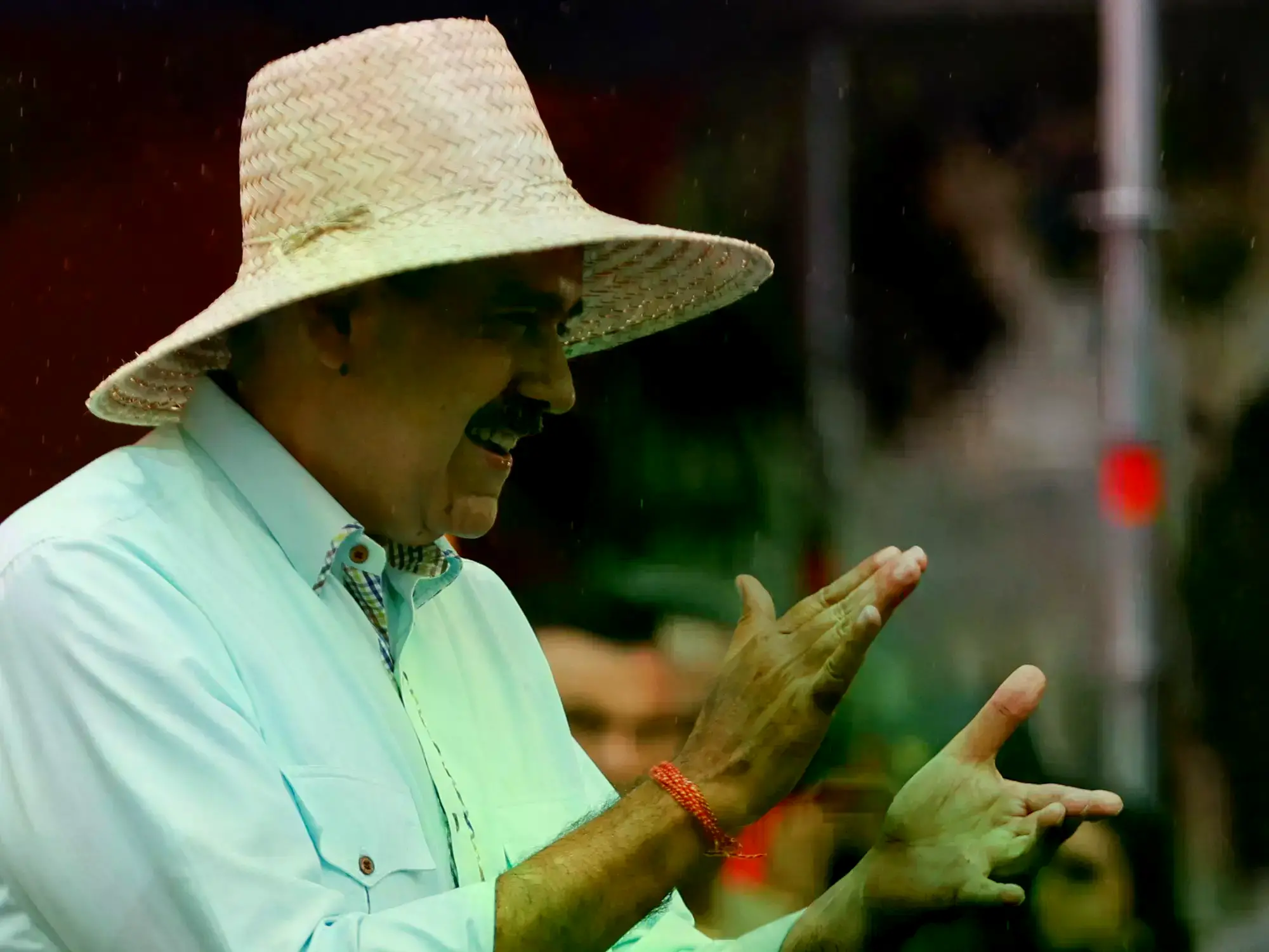 Nicolás Maduro canta durante un acto político en Caracas.