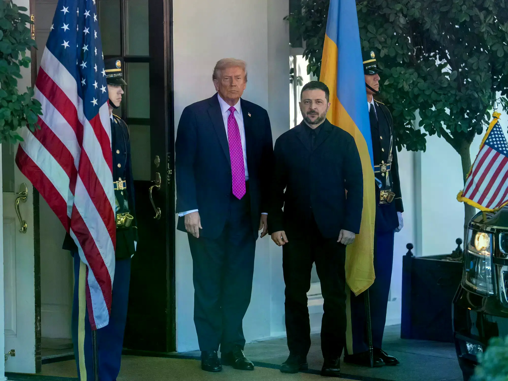 El presidente de Estados Unidos, Donald Trump, da la bienvenida al presidente ucraniano, Volodimir Zelenski, en la Casa Blanc