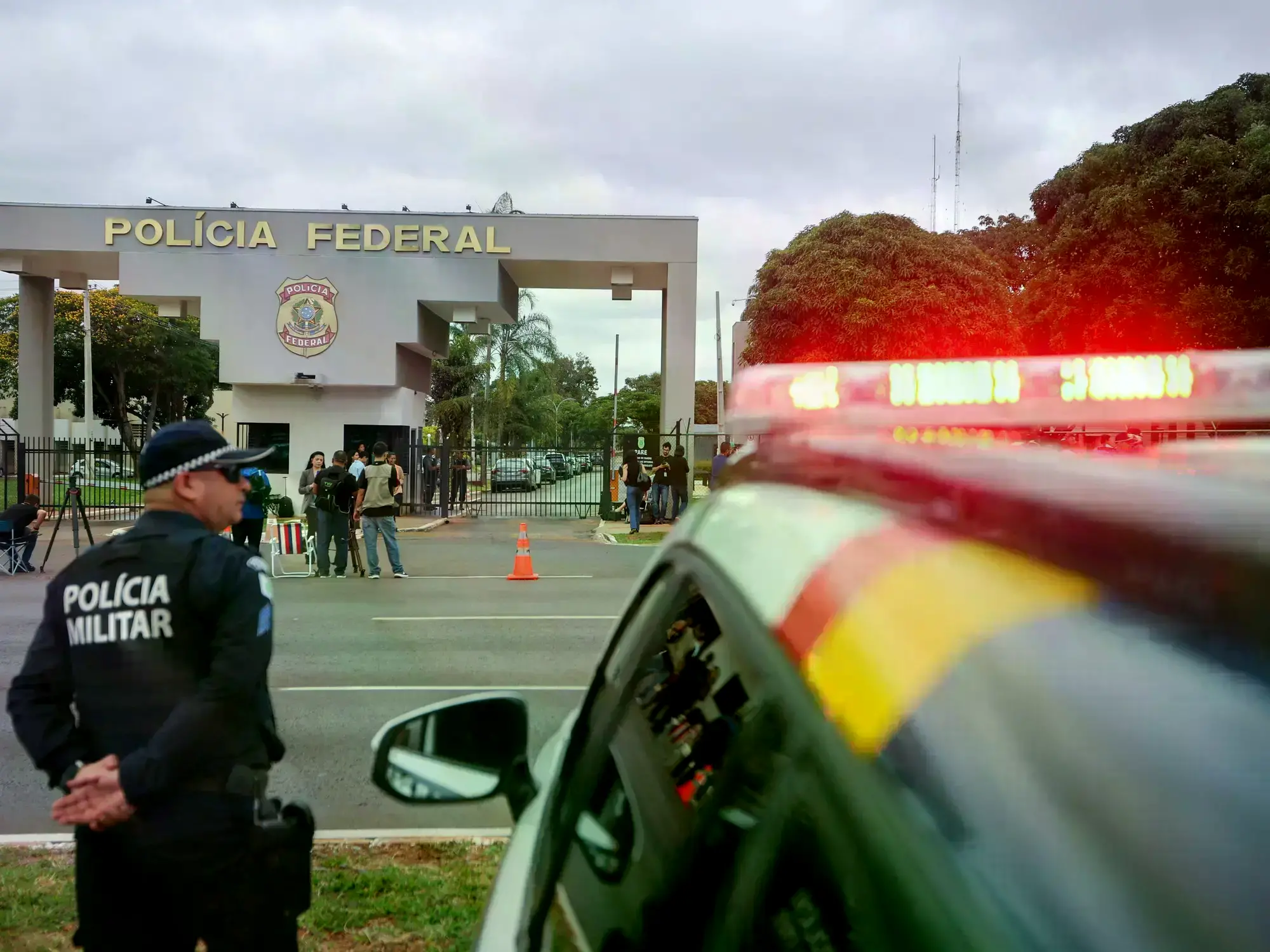 Jair Bolsonaro detrás de una puerta de vidrio en la Superintendencia de la Policía Federal en Brasilia.