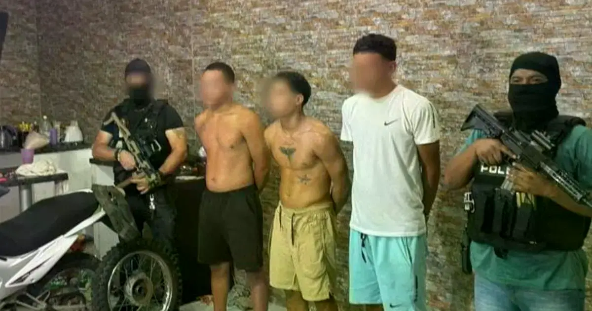 Tres de los cuatro extranjeros aprehendidos.