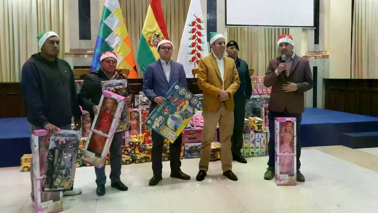 El vicepresidente, Edmand Lara, durante el acto de donación de juguetes.
