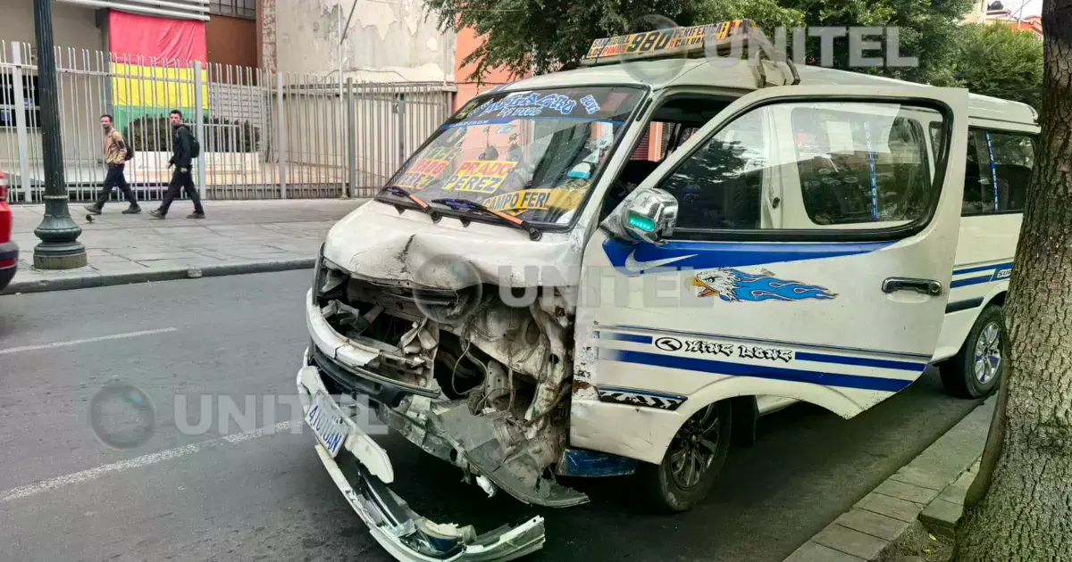 Uno de los minibuses afectados en la colisión que se registró en el Prado de La Paz.