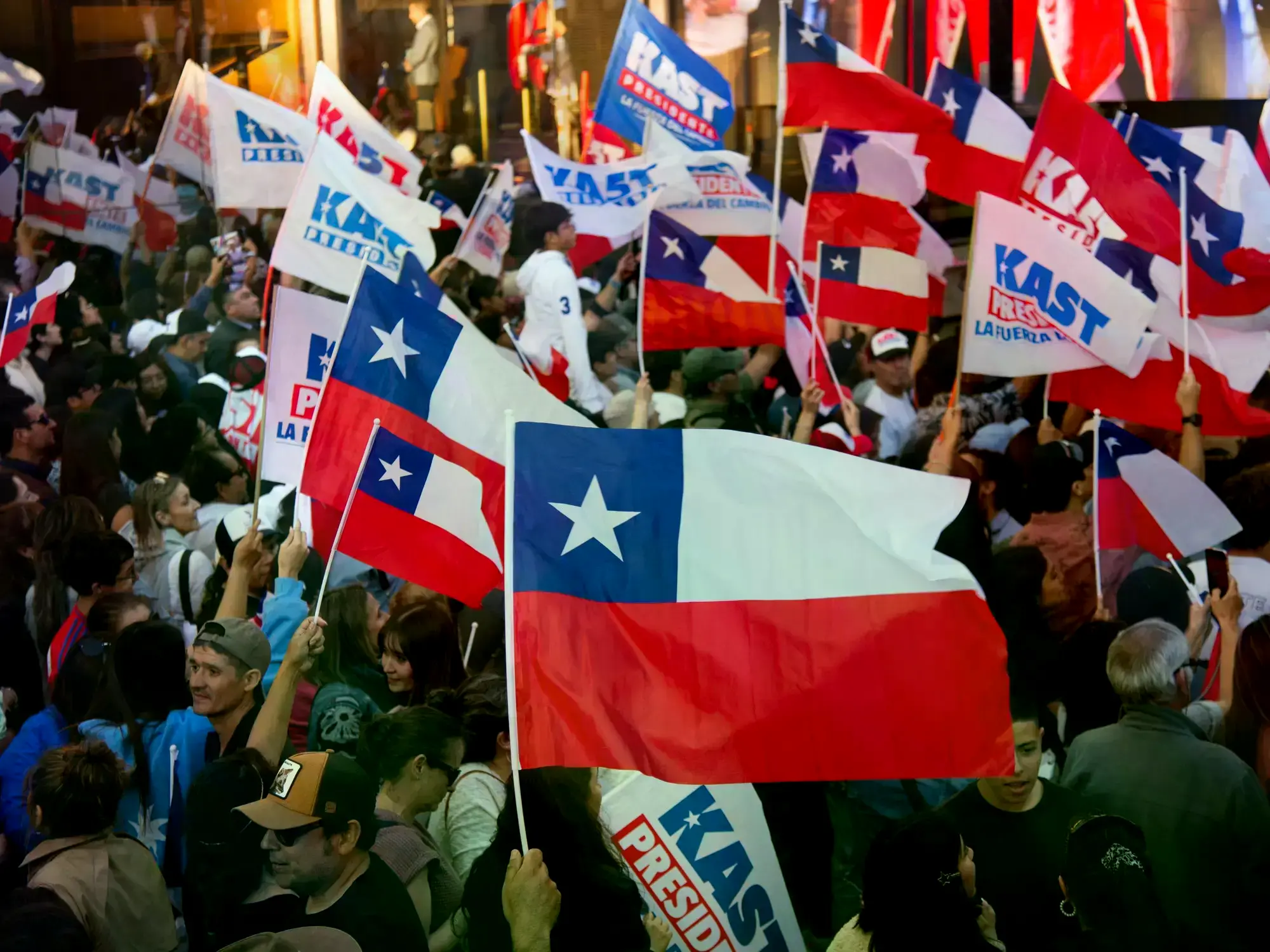 Simpatizantes de José Antonio Kast agitan banderas en el cierre de campaña en Temuco.