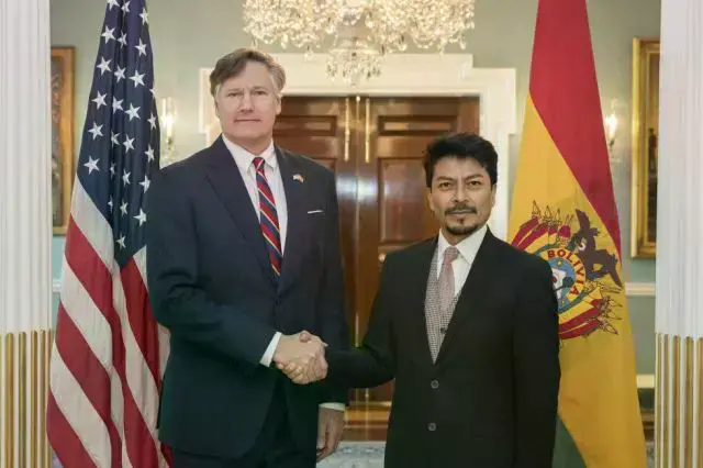 El vicesecretario de Estado de EEUU, Christopher Landau (i), y el canciller boliviano, Fernando Aramayo.