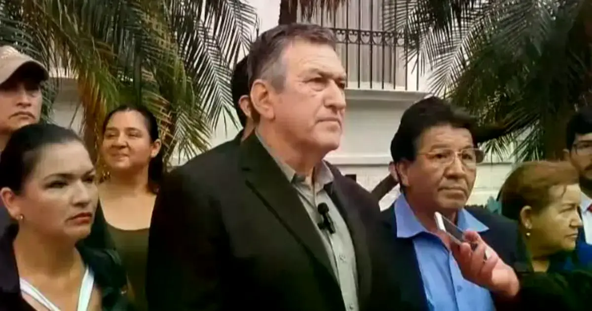 Seguidores del presidente Rodrigo Paz durante una conferencia en la plaza 24 de Septiembre