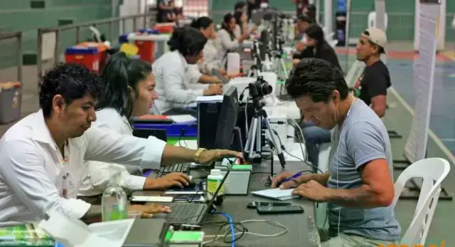 Ciudadano realizando su registro biométrico en un punto de empadronamiento.