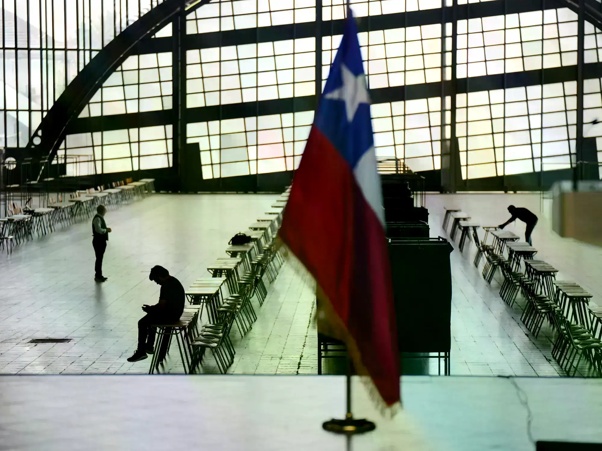 Empleados del servicio electoral de Chile preparan la estación de trenes de Mapocho, en Santiago, para las elecciones.
