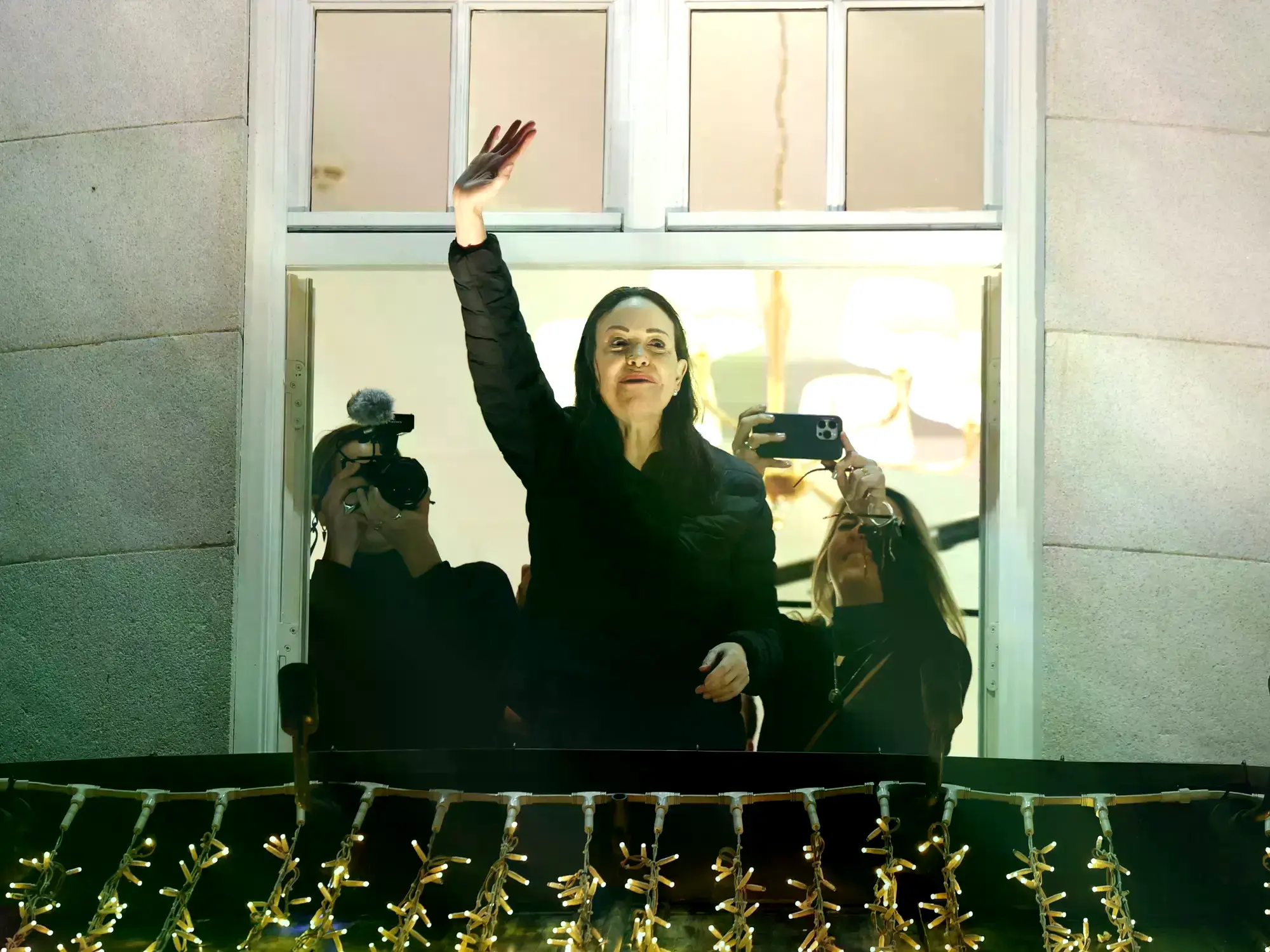 María Corina Machado saludando a simpatizantes en Oslo (Noruega).