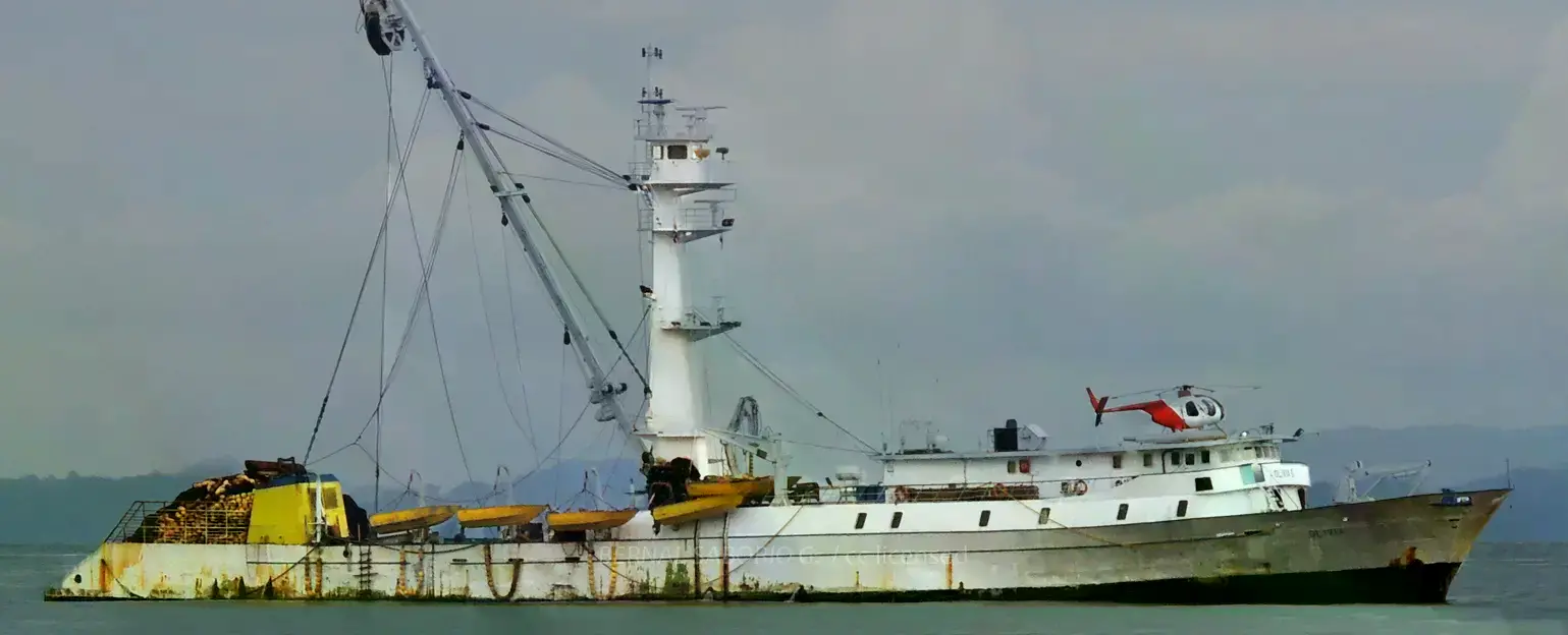 Buque pesquero de atún en alta mar.