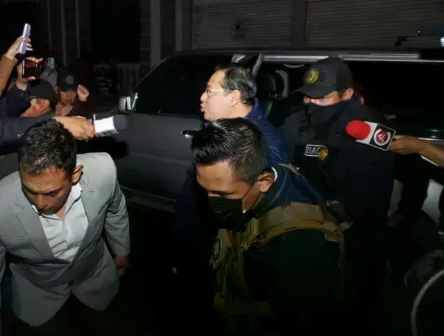 El expresidente Luis Arce al ingresar a la cárcel de San Pedro.