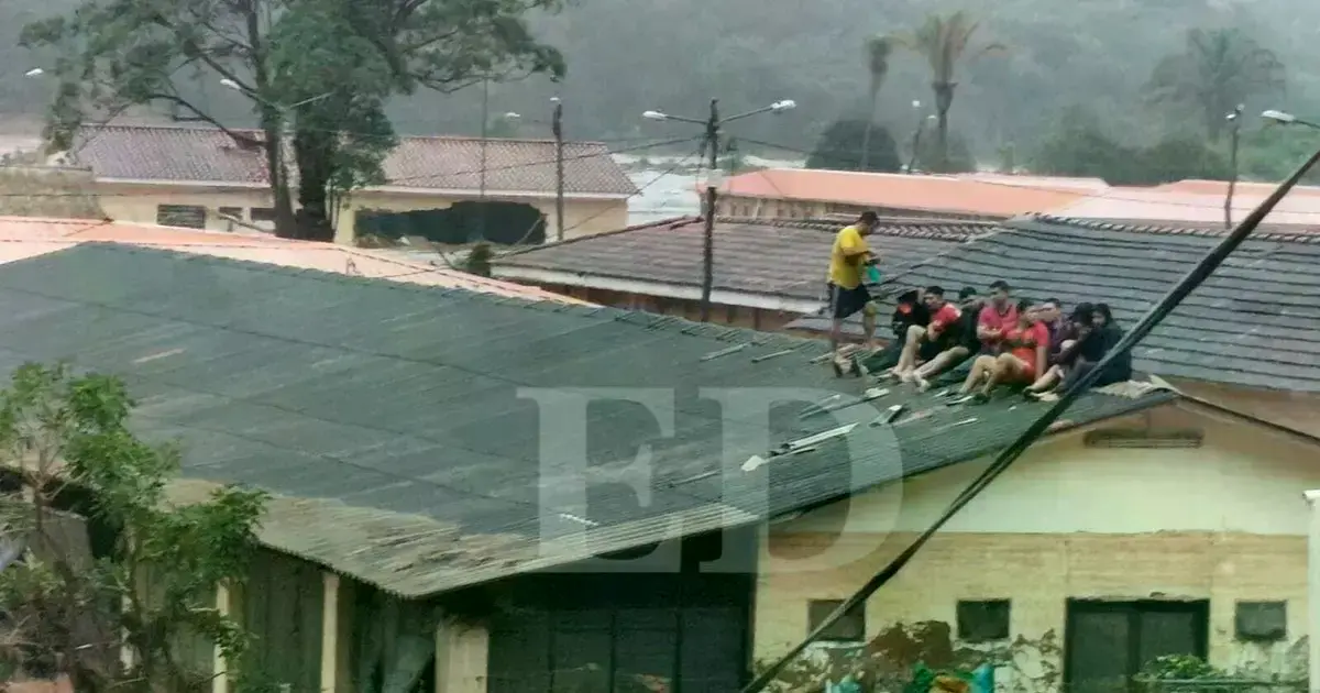 Jóvenes de Cenvicruz están rodeados por el agua.